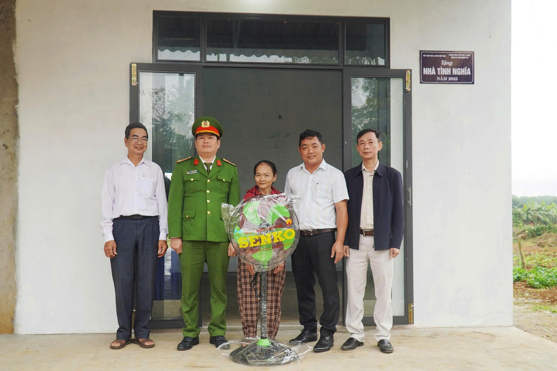 Cảnh sát PCCC cùng xây nhà tặng gia đình khó khăn ở Đồng Nai, Quảng Trị