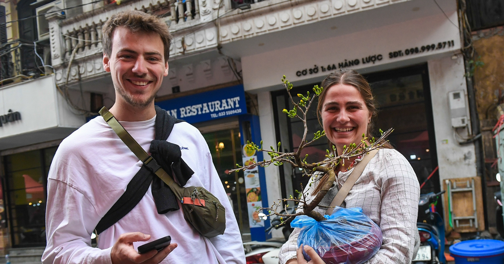 Cây cảnh siêu nhỏ, lạ mắt hút khách ở chợ hoa phố cổ Hà Nội