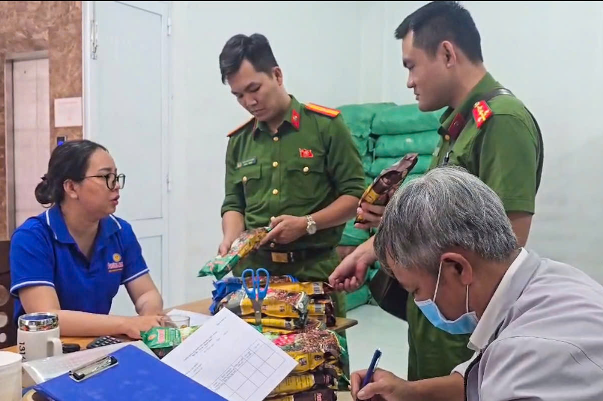 Chủ doanh nghiệp trộn hóa chất làm cà phê giả, tuồn gần 1 tấn/ngày ra thị trường