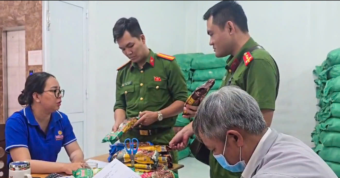 Chủ doanh nghiệp trộn hóa chất làm cà phê giả, tuồn gần 1 tấn/ngày ra thị trường