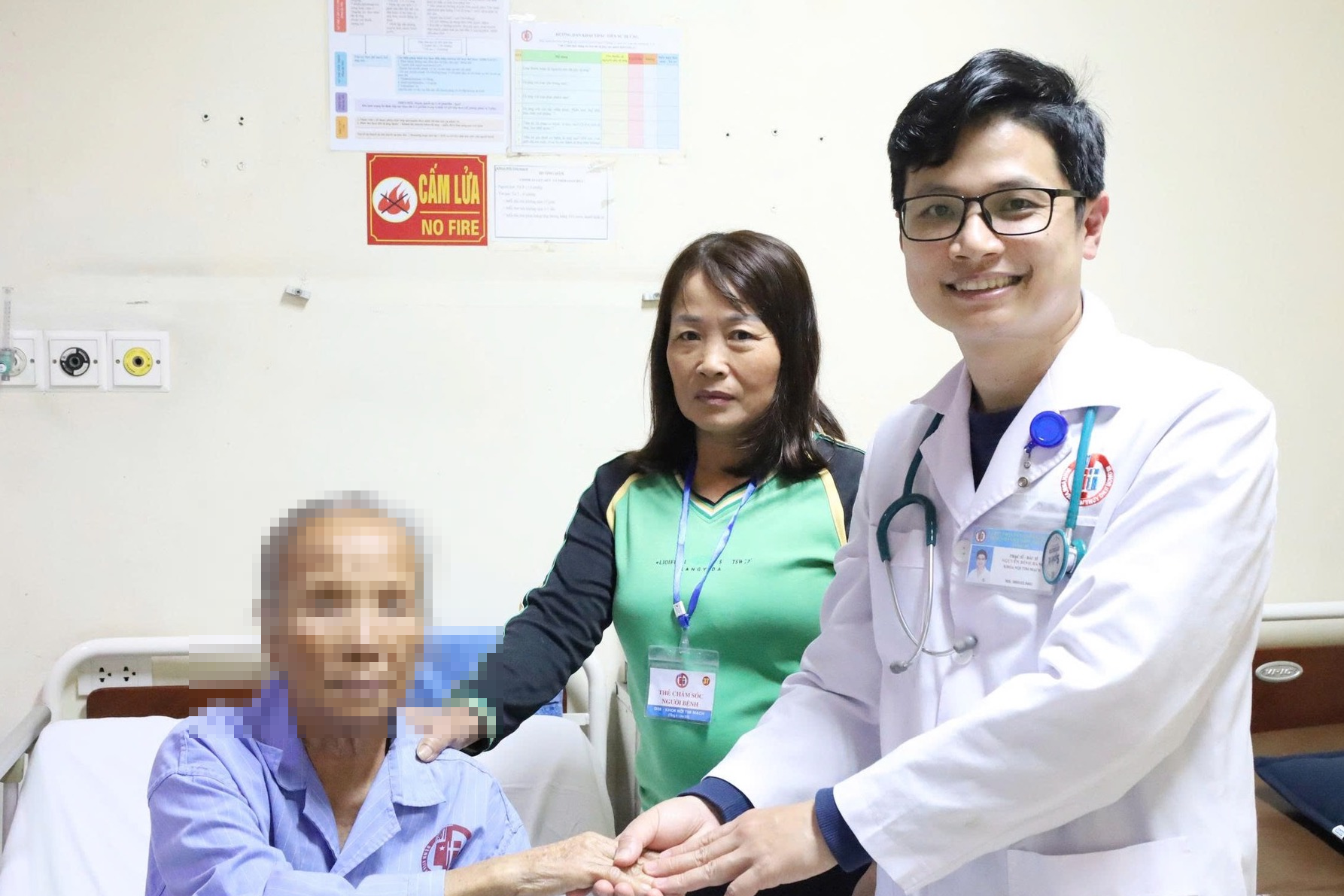 Cụ bà 78 tuổi ngừng tim khi đang can thiệp cấp cứu