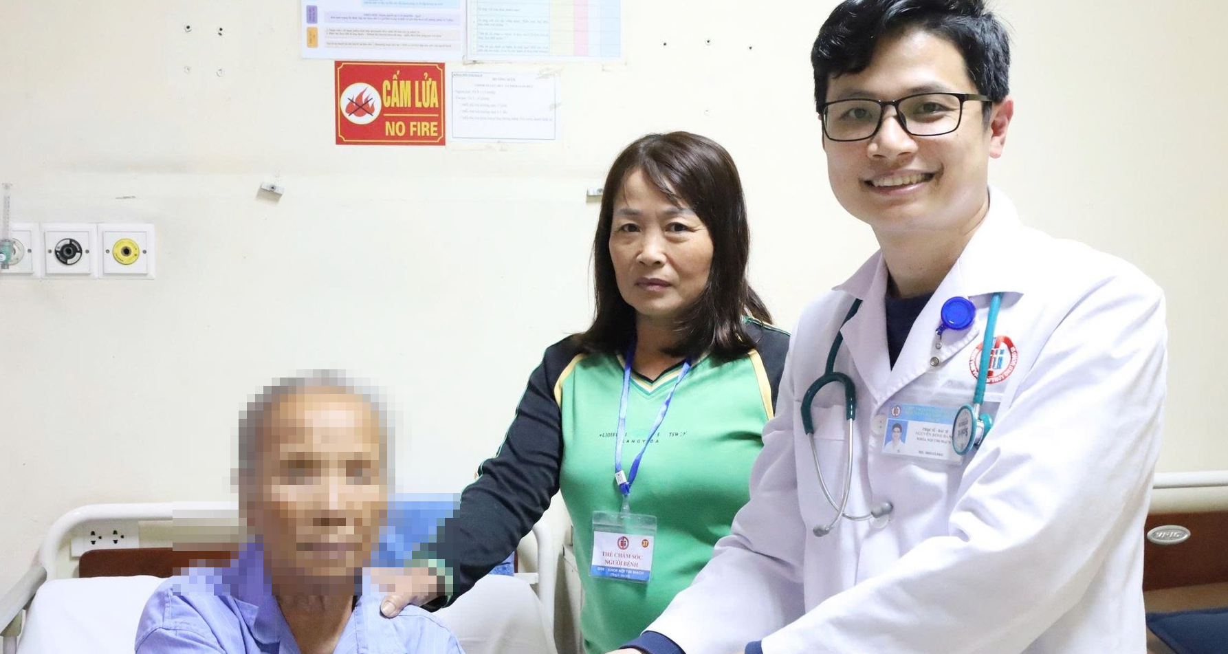 Cụ bà 78 tuổi ngừng tim khi đang can thiệp cấp cứu