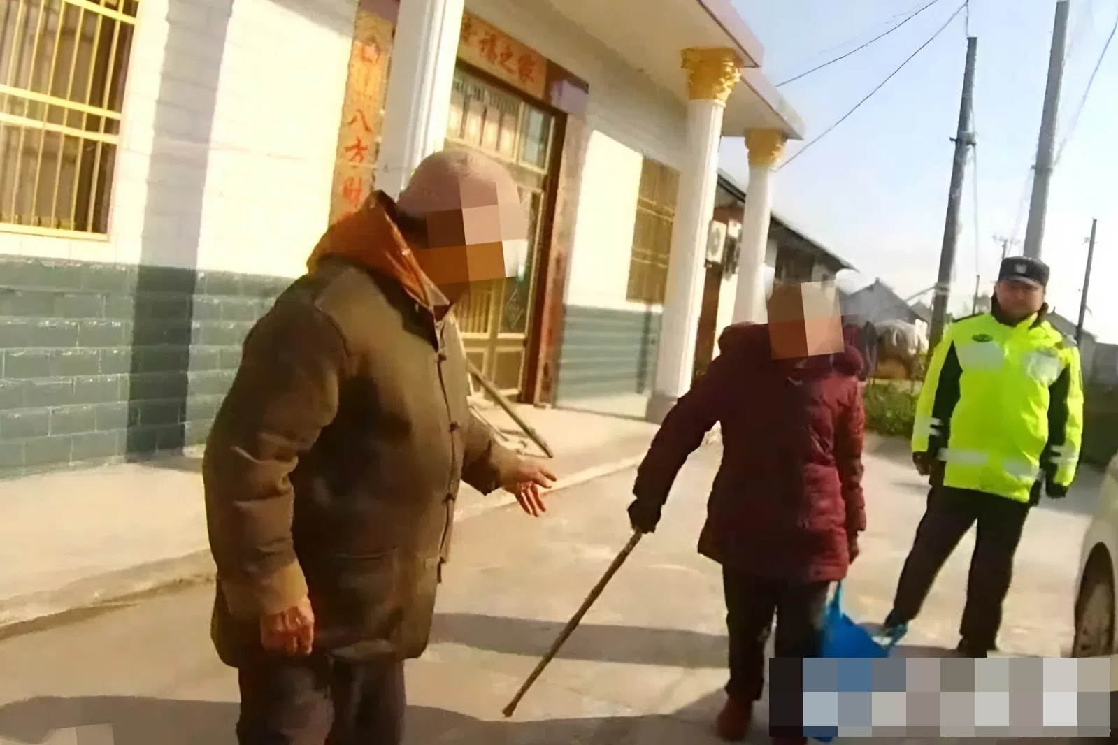 Cụ bà 87 tuổi đi bộ 20km để gặp anh trai 92 tuổi