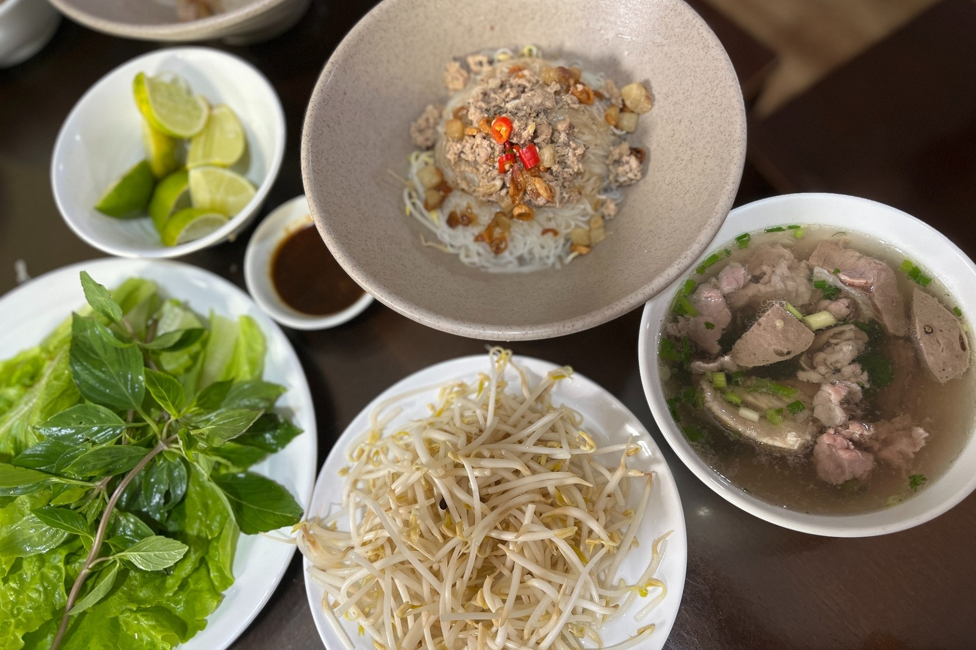 Đặc sản Gia Lai có món như bó rơm khô, món đen ngòm, càng ăn càng mê