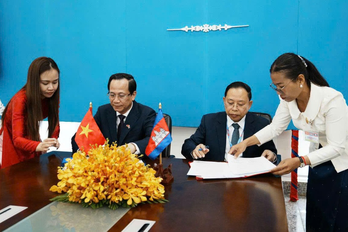 Bộ trưởng Bộ Dân tộc và Tôn giáo Đào Ngọc Dung và Bộ trưởng Bộ Lễ nghi và Tôn giáo Campuchia Chay Borin ký kết văn kiện hợp tác