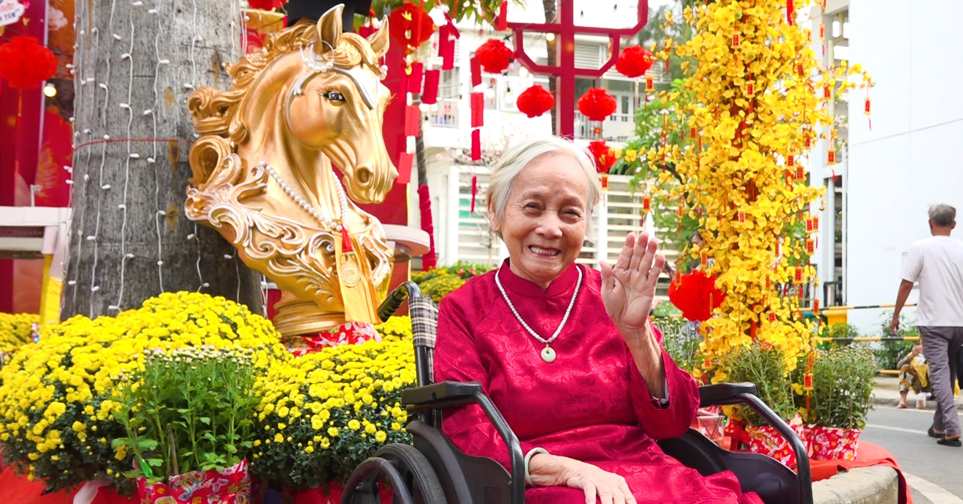 Hàng trăm bệnh nhân hào hứng mặc áo dài, chụp ảnh xuân tại đường hoa đặc biệt