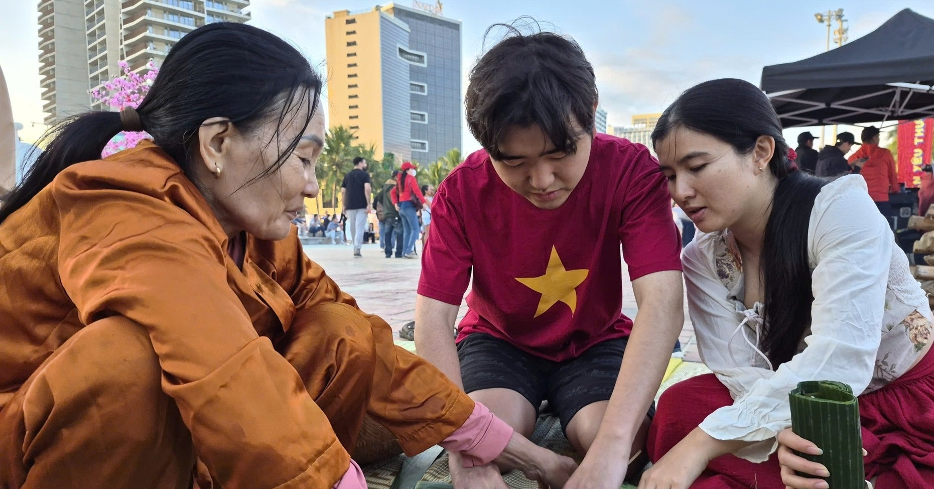 Khách quốc tế thích thú ăn mứt Tết, tự tay gói bánh chưng ở bãi biển Đà Nẵng