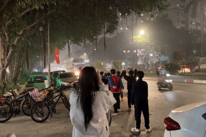 Nhóm trẻ em bắt chước 'chích kèn', ra đường nhảy múa theo tiếng còi xe tải ở Hà Nội