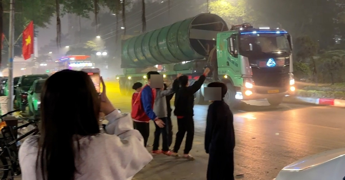 Nhóm trẻ em bắt chước &amp;apos;chích kèn&amp;apos;, ra đường nhảy múa theo tiếng còi xe tải ở Hà Nội