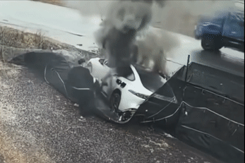 Ô tô điện bốc cháy dữ dội sau tai nạn, nạn nhân mắc kẹt vì cửa xe không mở được
