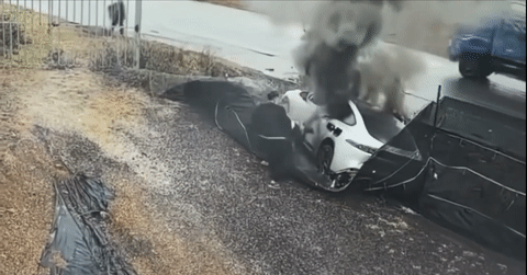 Ô tô điện bốc cháy dữ dội sau tai nạn, nạn nhân mắc kẹt vì cửa xe không mở được