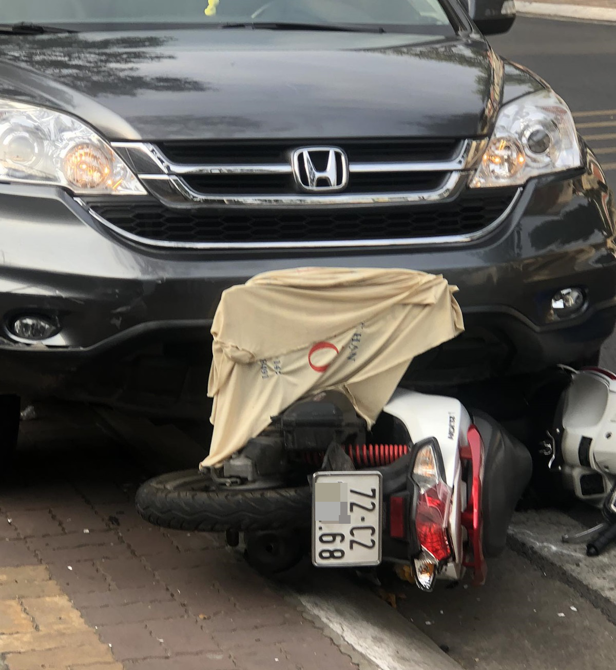 Ô tô tông liên hoàn 2 xe máy rồi lao lên vỉa hè ở Vũng Tàu, 1 người nhập viện..png