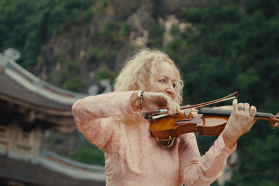 Secret Garden mặc áo dài chơi đàn trong khung cảnh đẹp như tranh vẽ tại Ninh Bình