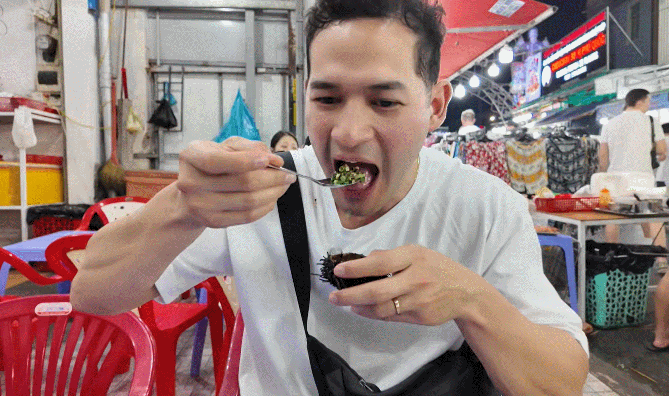 thumb khach nuoc ngoai an nhum bien o Phu Quoc.gif