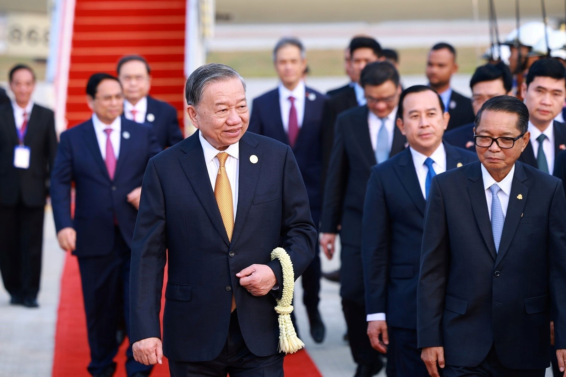 Tổng Bí thư đến Phnom Penh, bắt đầu thăm Campuchia