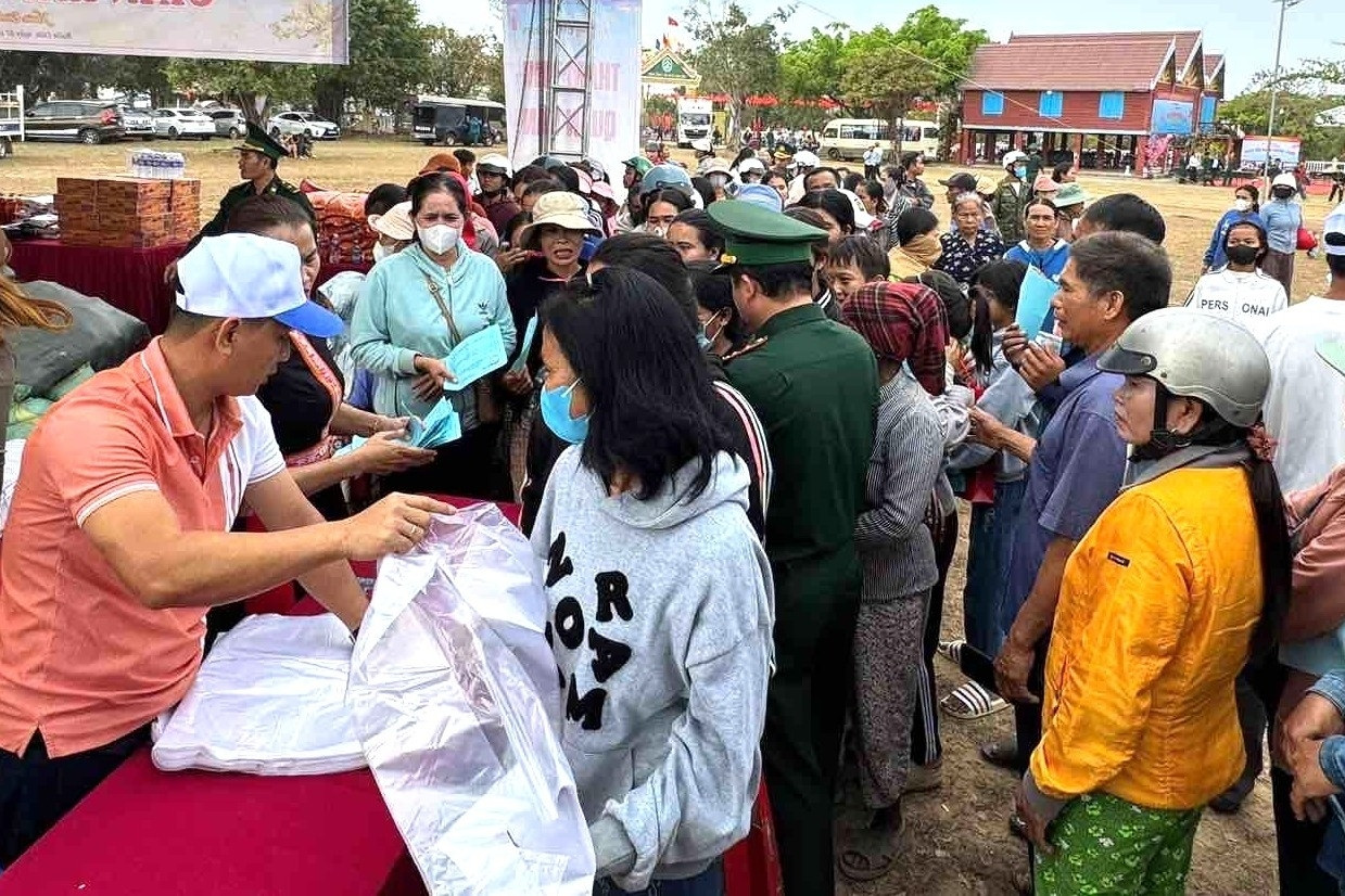 Bà con vùng biên đón mùa xuân mới với phiên chợ 0 đồng ấm áp nghĩa tình