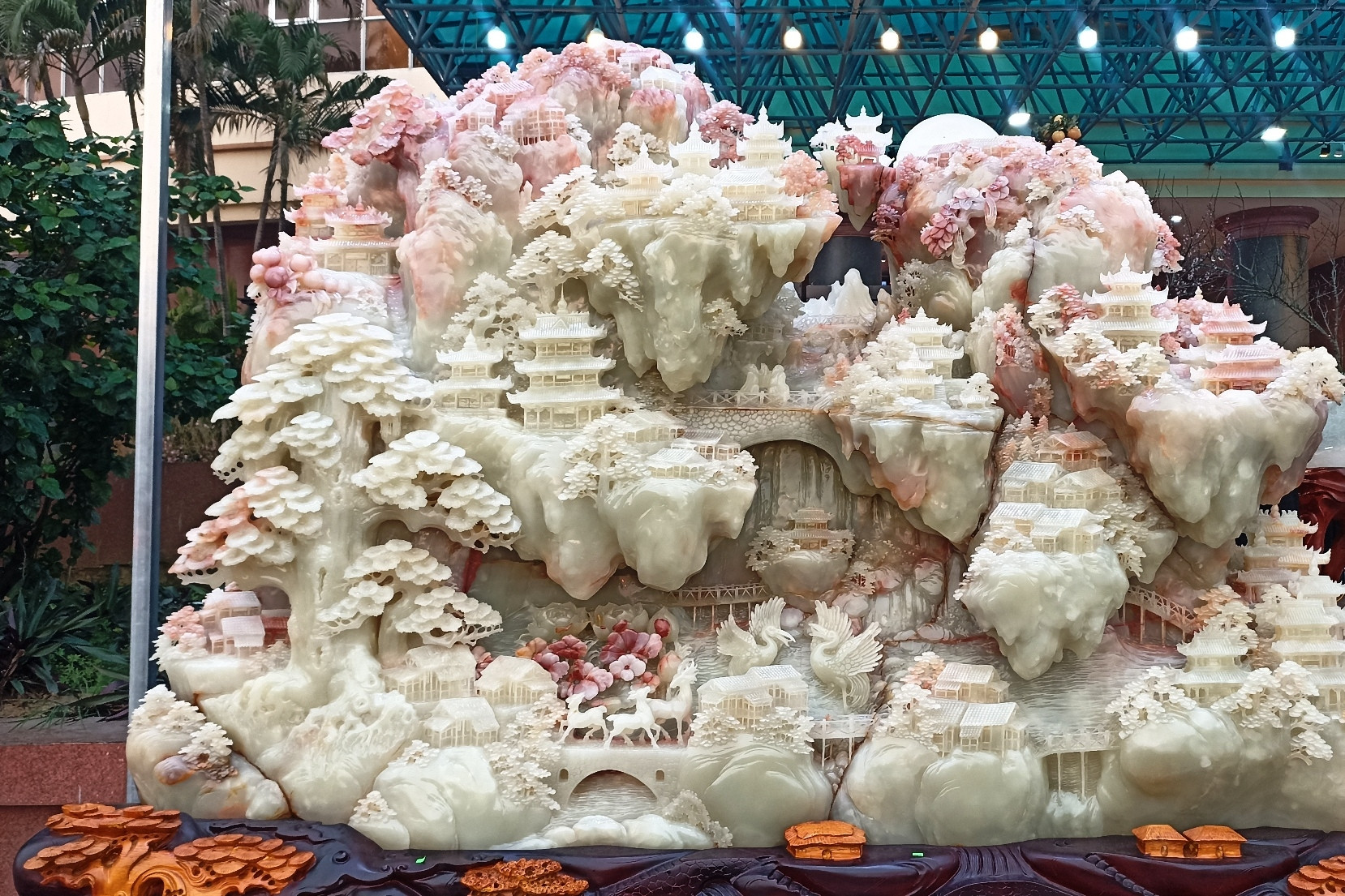 Bức tranh bằng ngọc màu trắng muốt nặng hơn 10 tấn, rao bán gần 4 tỷ đồng