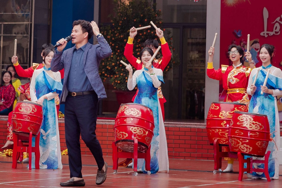 Cục trưởng Xuân Bắc trải nghiệm văn hóa dân tộc cùng học sinh