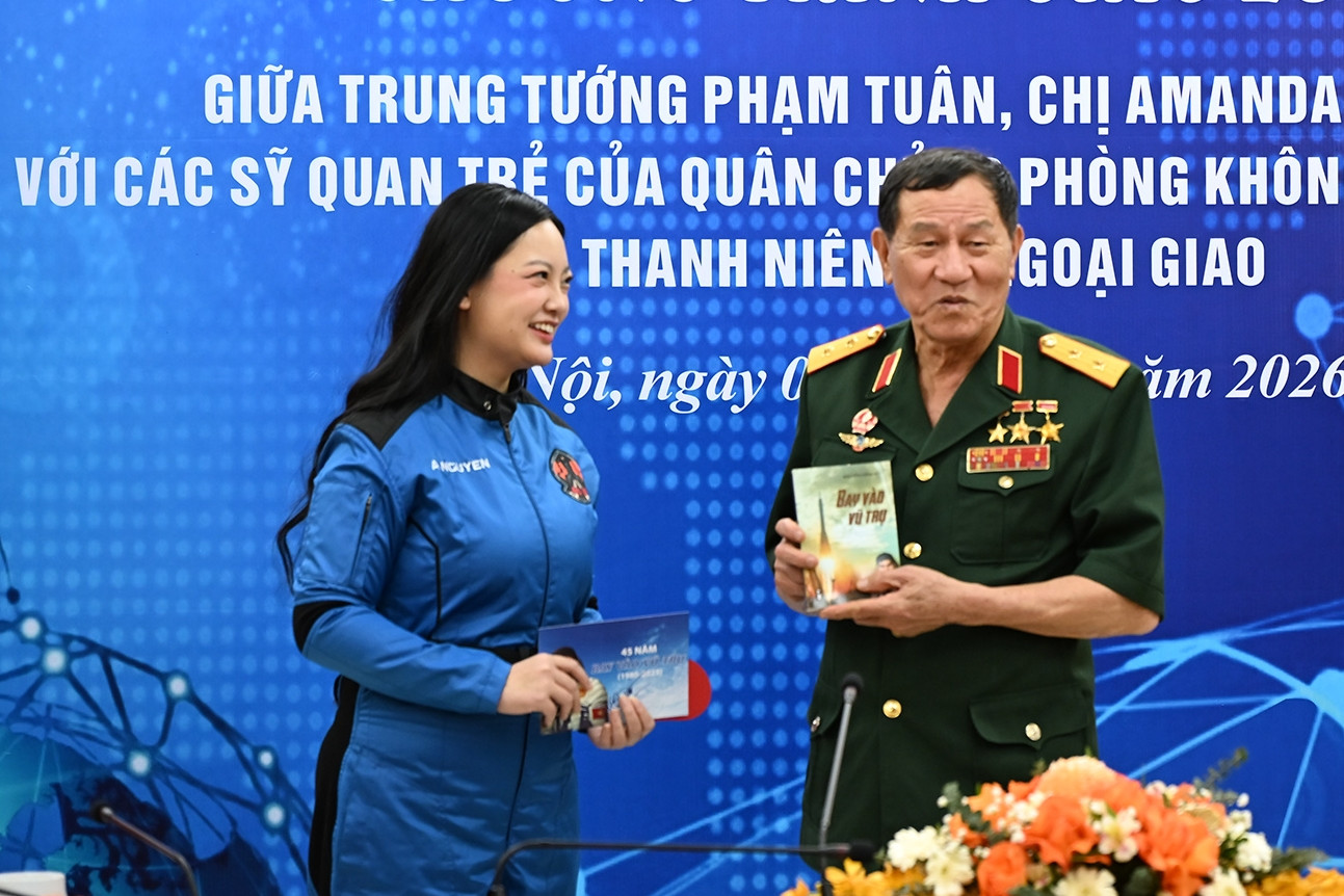 Cuộc gặp giữa Trung tướng Phạm Tuân với nữ phi hành gia gốc Việt bay vào vũ trụ