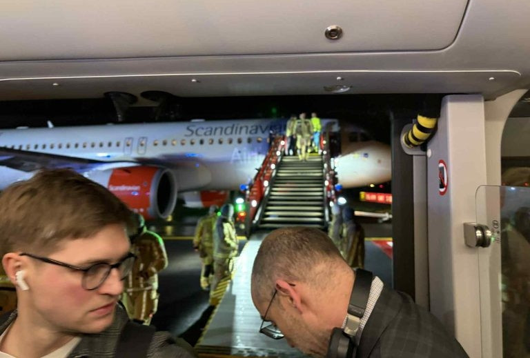 Hành khách hoảng hồn vì phi công cất cánh 'nhầm đường'