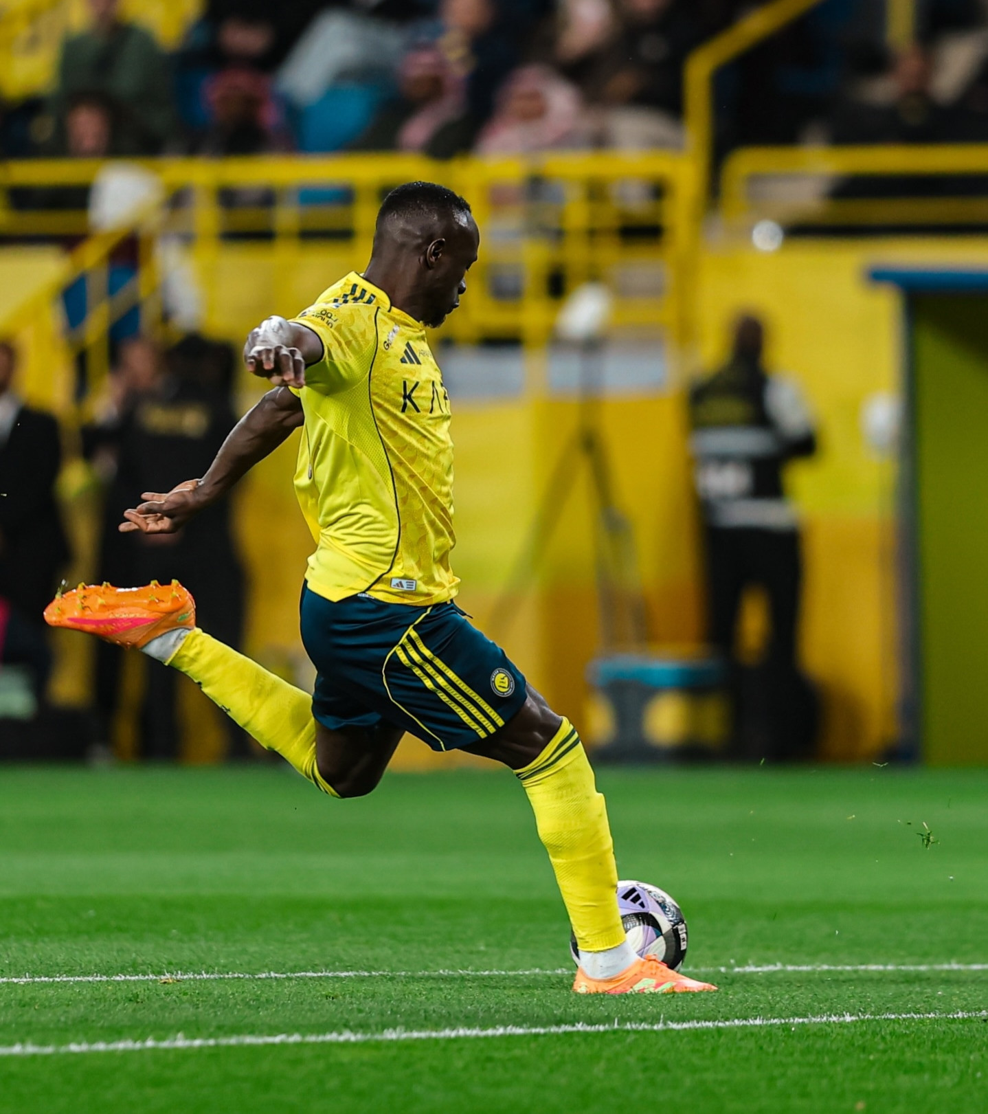 https://static-images.vnncdn.net/vps_images_publish/000001/000003/2026/2/7/khong-ronaldo-al-nassr-van-thang-thuyet-phuc-al-ittihad-38.jpg
