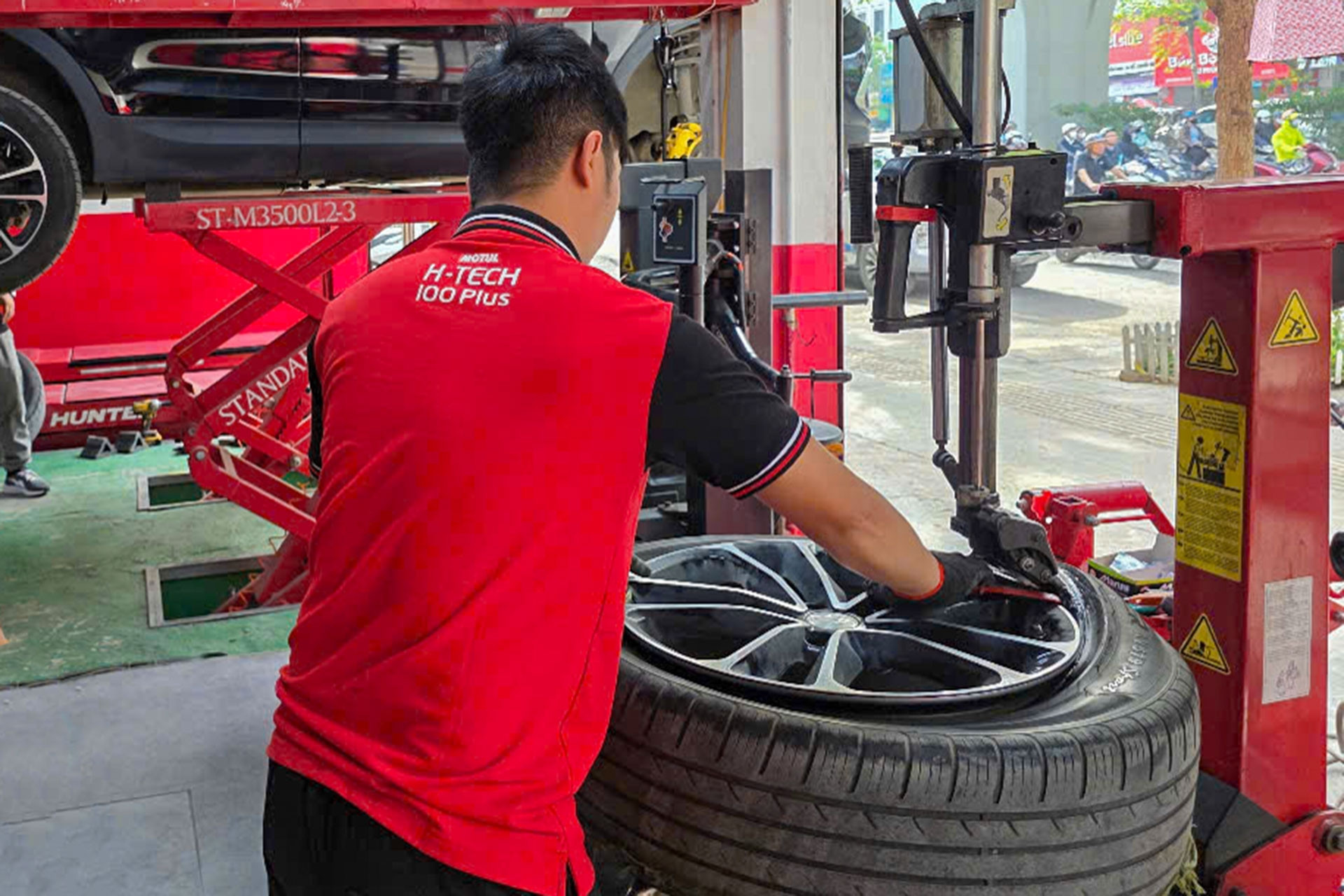 Khuyến cáo từ chủ gara lốp ô tô ở Hà Nội: Hỏng 1 lốp xe thay cả cặp hay không?