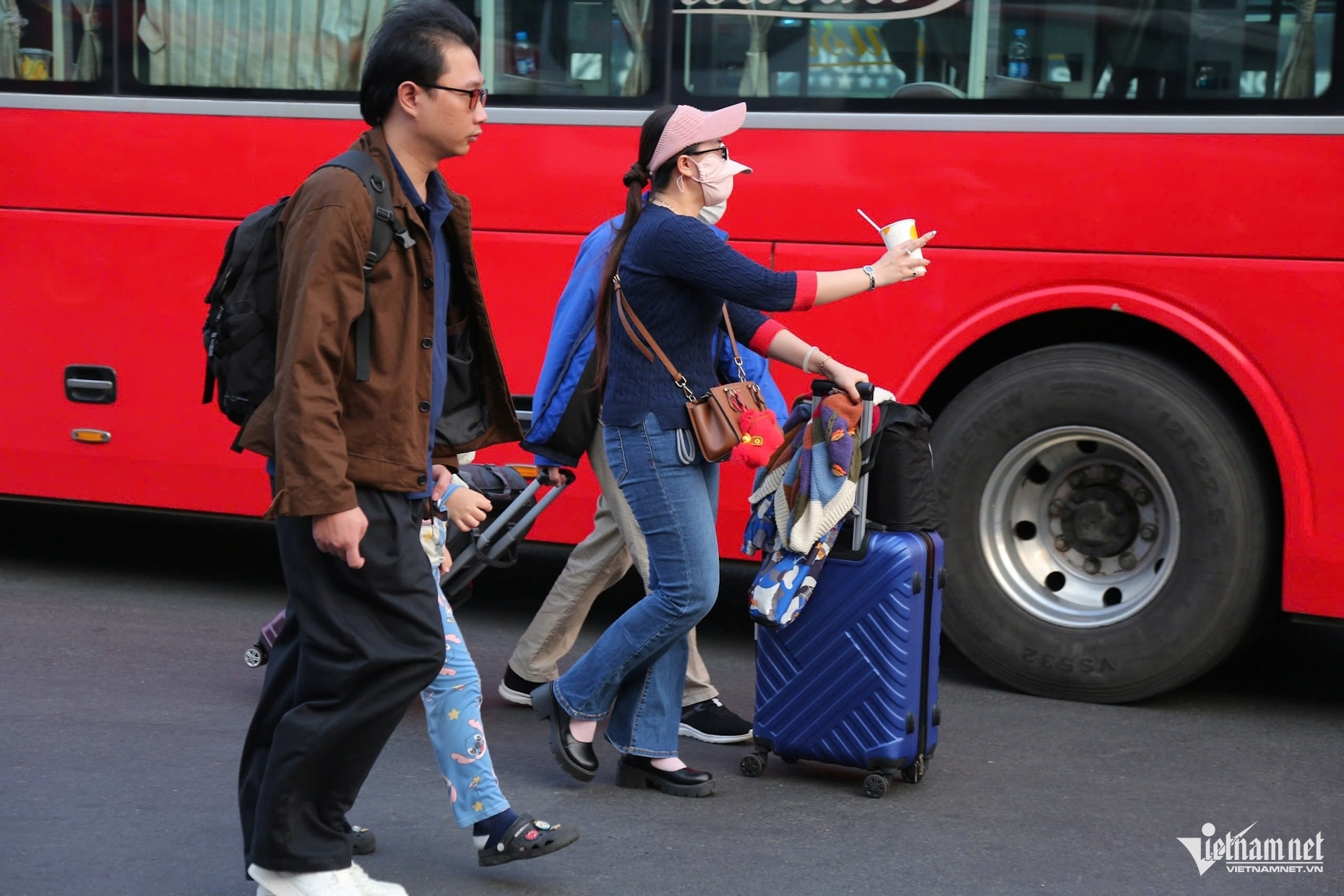 Lỉnh kỉnh đồ đạc, người dân chen chân rời TPHCM về quê đón Tết sớm