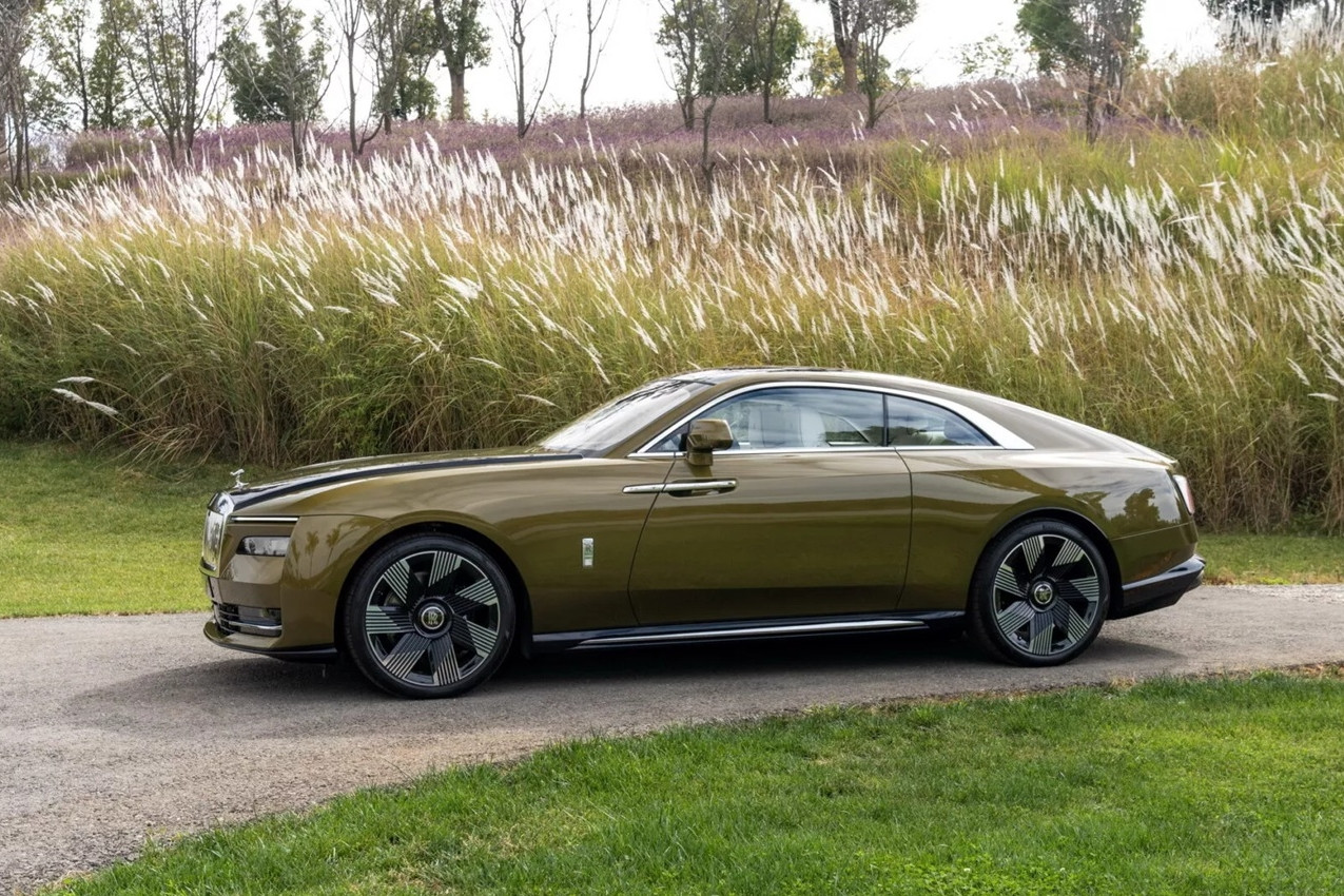 Mới mua 4 tháng, xe siêu sang Rolls-Royce Spectre chạy điện phải sửa vì lỗi pin