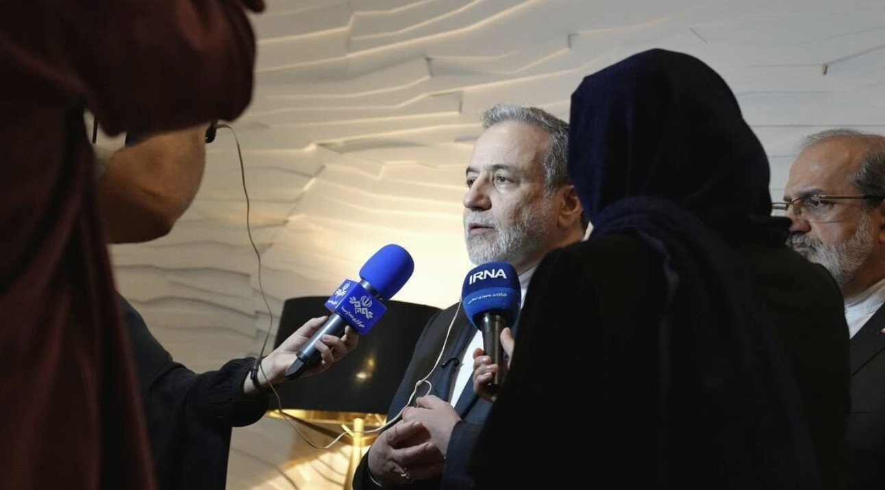 Ngoại trưởng Iran trả lời phỏng vấn của báo giới. Ảnh: IRNA