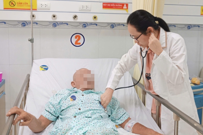 Người đàn ông đi cấp cứu khi đang làm việc, cơ thể gồng cứng như đòn gánh