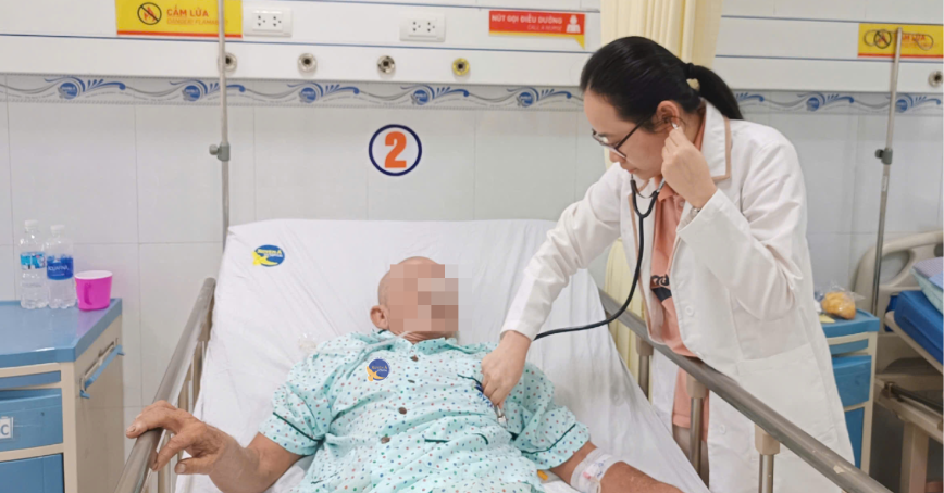 Người đàn ông đi cấp cứu khi đang làm việc, cơ thể gồng cứng như đòn gánh