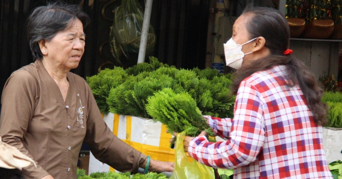 Nhiều người ở TPHCM tìm mua loại lá đặc biệt để ‘xả xui’, đón may mắn dịp Tết