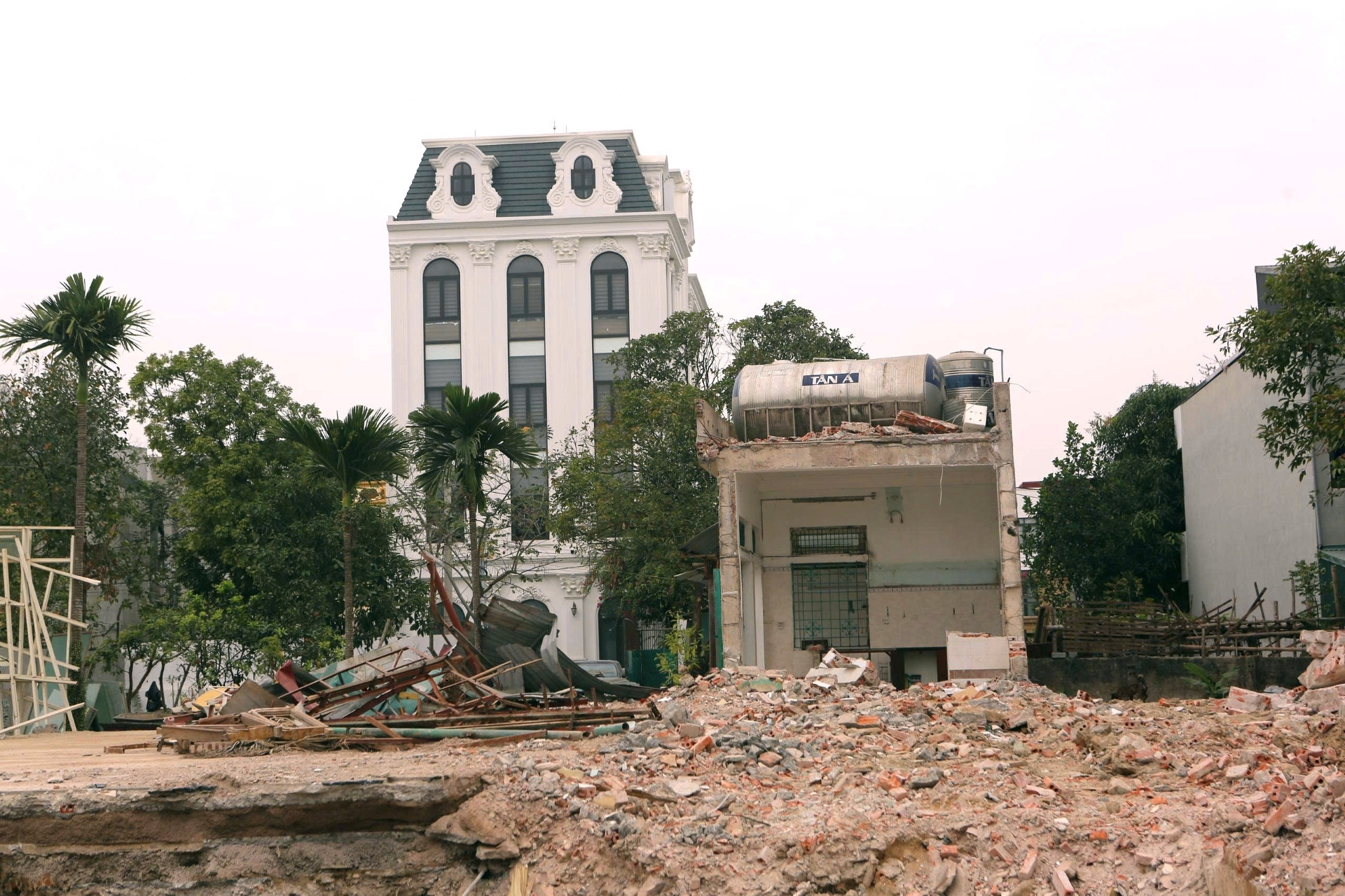 Phá loạt nhà cao tầng mở rộng Đại lộ; Bộ nói rõ việc xây nhà riêng không cần xin phép