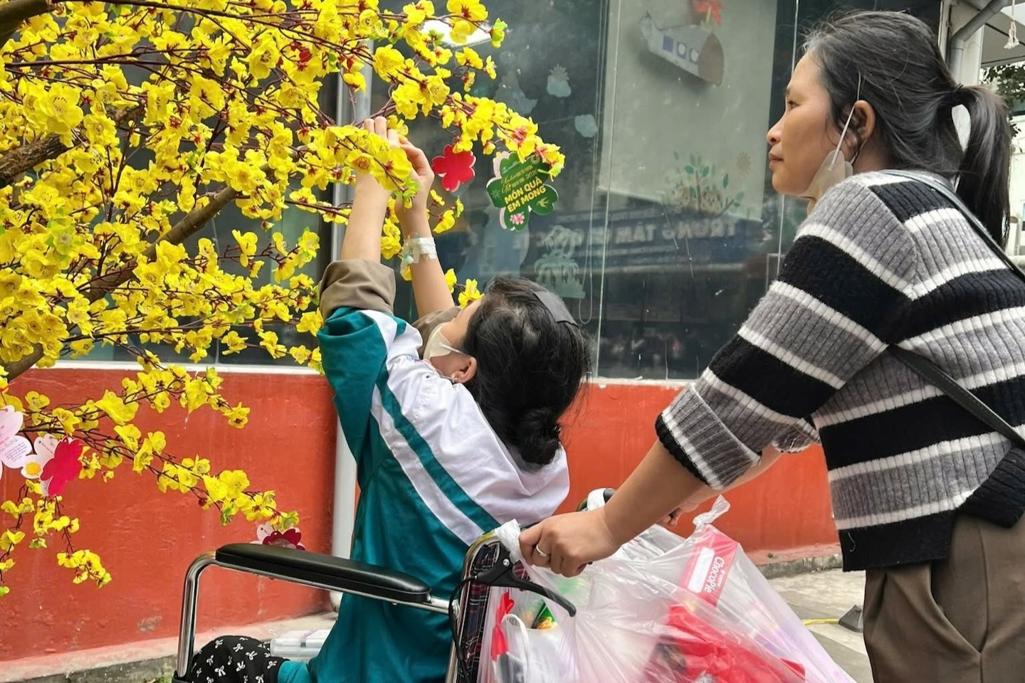 Phiên chợ đặc biệt ngày cận Tết của bệnh nhi