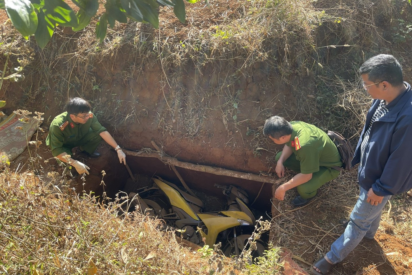 photo library 20260206152800 a64c940d 7be3 4782 82cb f45ebd8a5e36 chiec xe bi chon trong rung (1).jpg