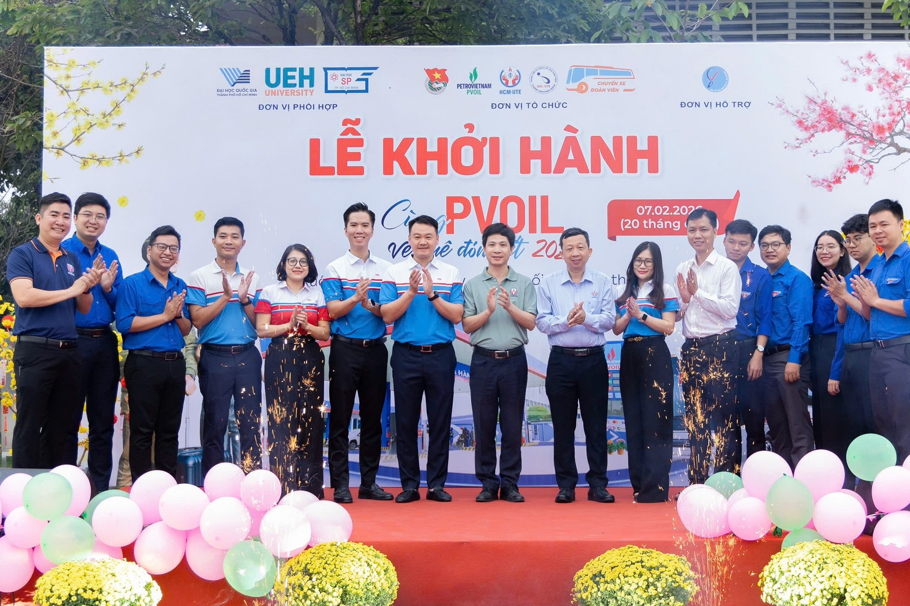 PVOIL tổ chức 25 chuyến xe miễn phí đưa hơn 1.000 sinh viên về quê đón Tết