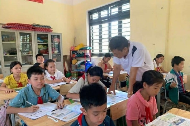 Thầy giáo nghèo vùng cao nặng lòng với bục giảng khát khao được ghép thận