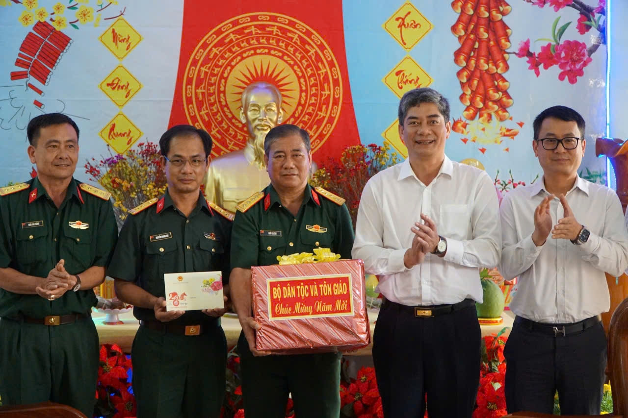 Thứ trưởng Y Vinh Tơr thăm, chúc Tết Đoàn Kinh tế - Quốc phòng 959