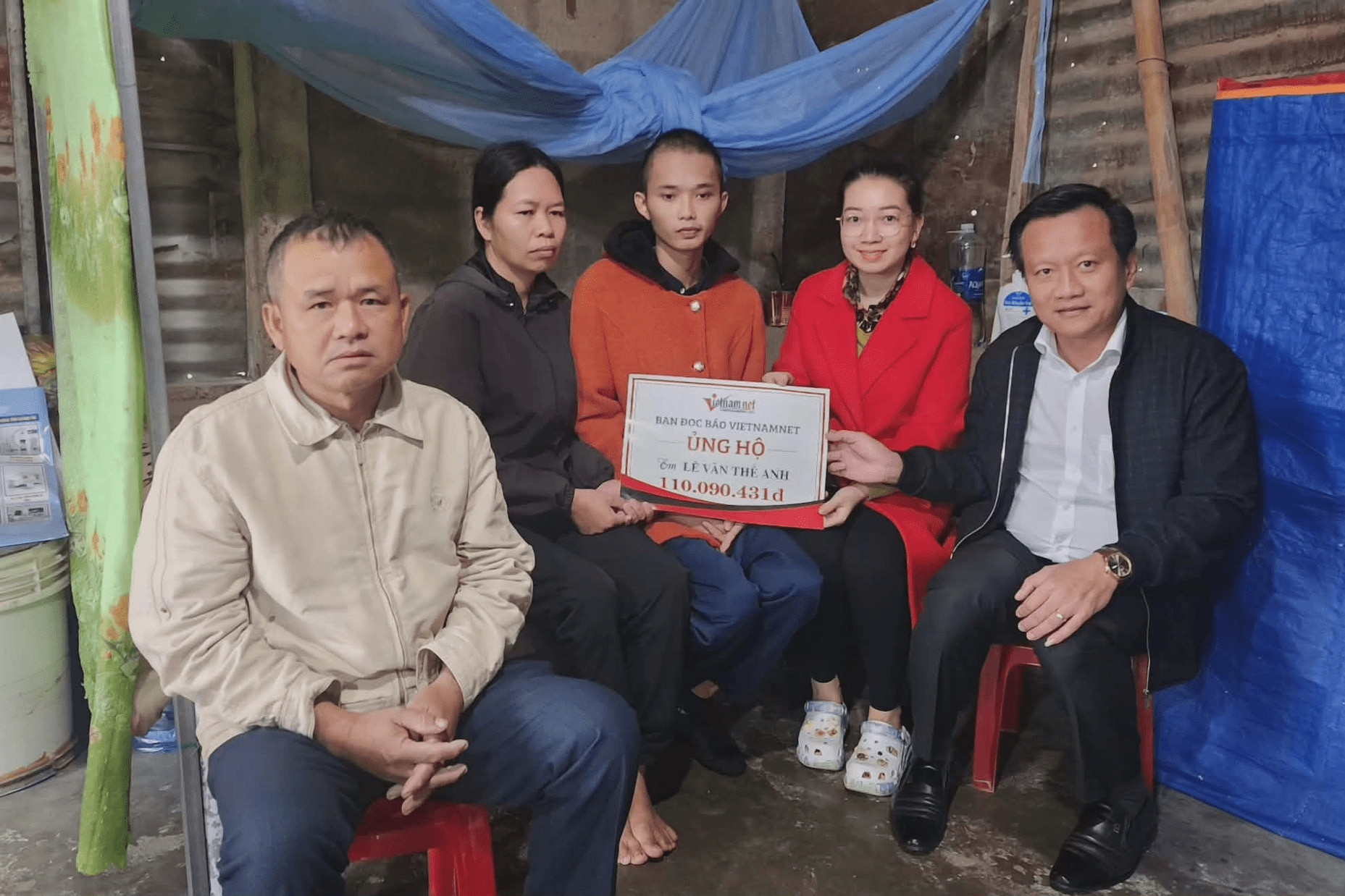 Trao hơn 110 triệu đồng đến gia đình em Lê Văn Thế Anh ở Quảng Trị