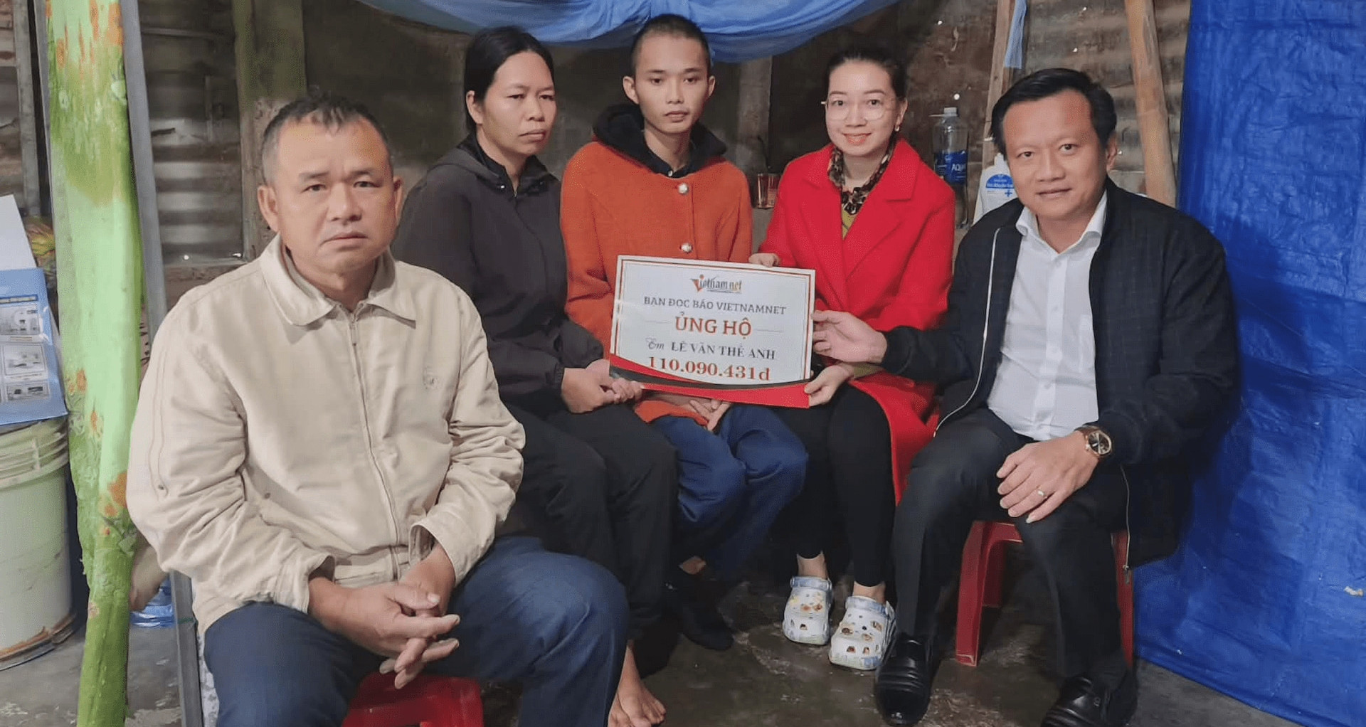 Trao hơn 110 triệu đồng đến gia đình em Lê Văn Thế Anh ở Quảng Trị