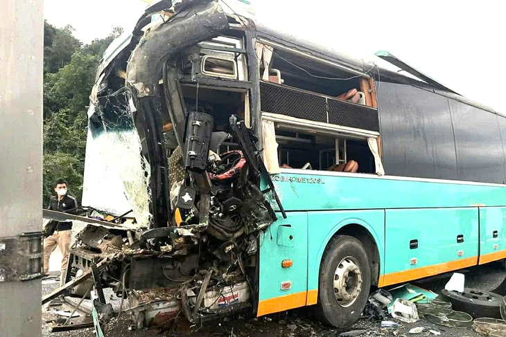 Bản tin sáng 8/2: Tai nạn liên hoàn trên cao tốc Vân Phong - Nha Trang