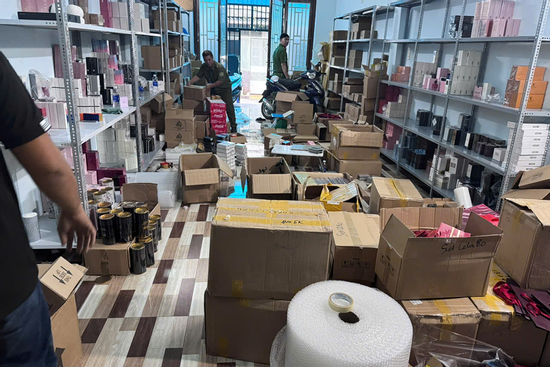 Bản tin cuối ngày 8/2:Bắt 4 đối tượng trong đường dây tiêu thụ chai nước hoa giả