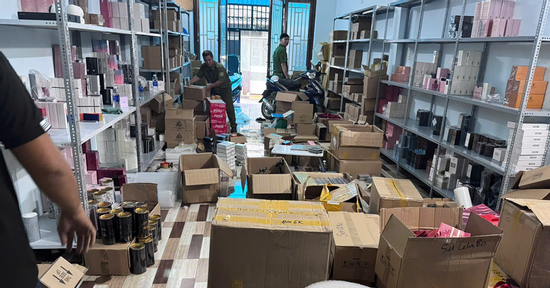 Bản tin cuối ngày 8/2:Bắt 4 đối tượng trong đường dây tiêu thụ chai nước hoa giả