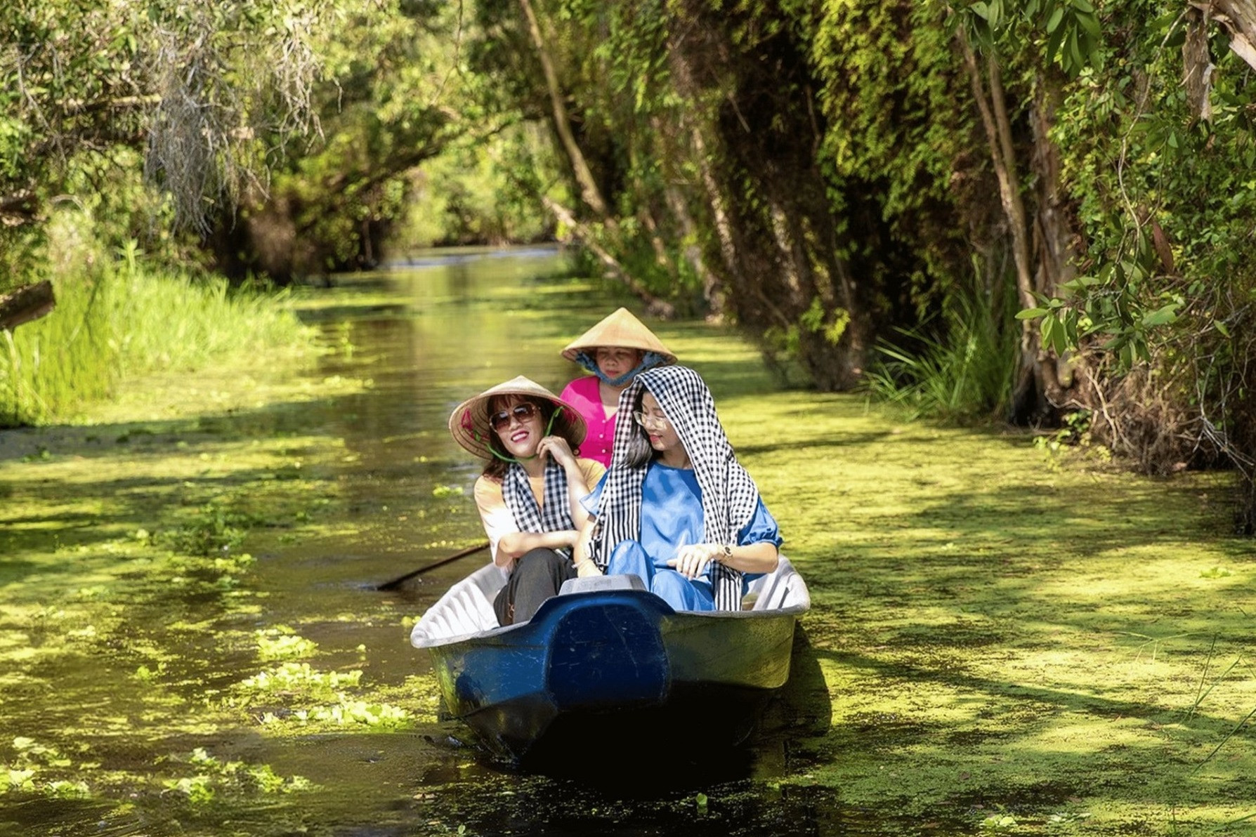 Du khách chèo xuồng ba lá ở làng nổi Tân Lập