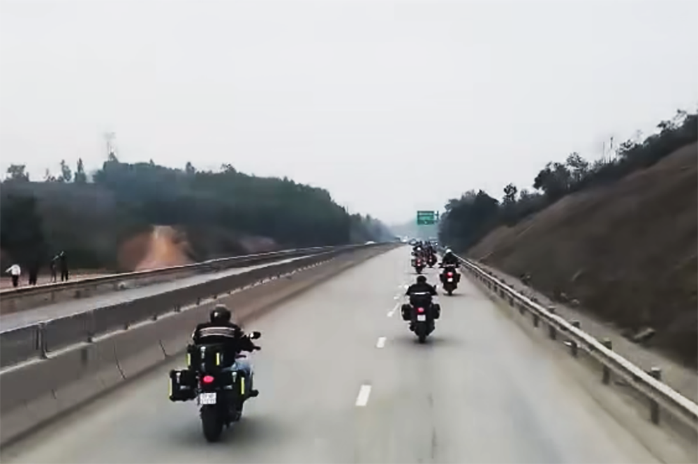 Nhóm tài xế xe mô tô phân khối lớn nhận 'phiếu phạt' vì đi vào cao tốc