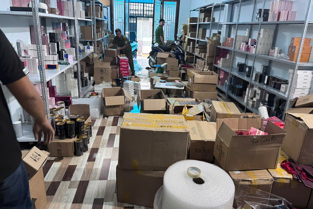 Bắt 4 đối tượng trong đường dây tiêu thụ hơn 10.000 chai nước hoa giả