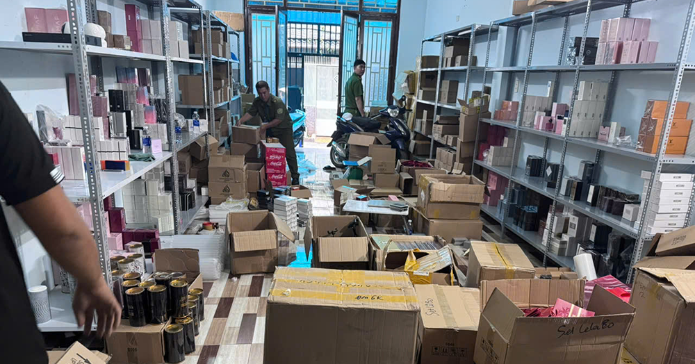 Bắt 4 đối tượng trong đường dây tiêu thụ hơn 10.000 chai nước hoa giả