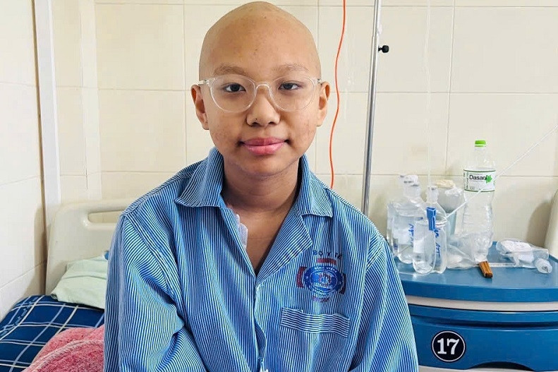 Bé gái 14 tuổi chống chọi ung thư di căn: ‘Bao giờ con được đi học lại hả bố?'