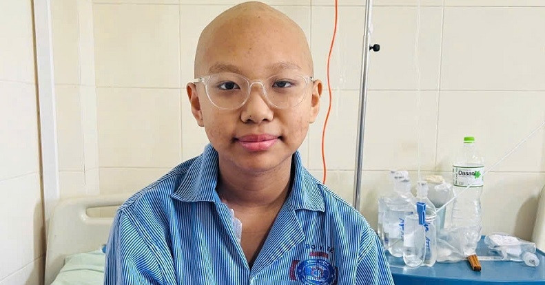 Bé gái 14 tuổi chống chọi ung thư di căn: ‘Bao giờ con được đi học lại hả bố?'