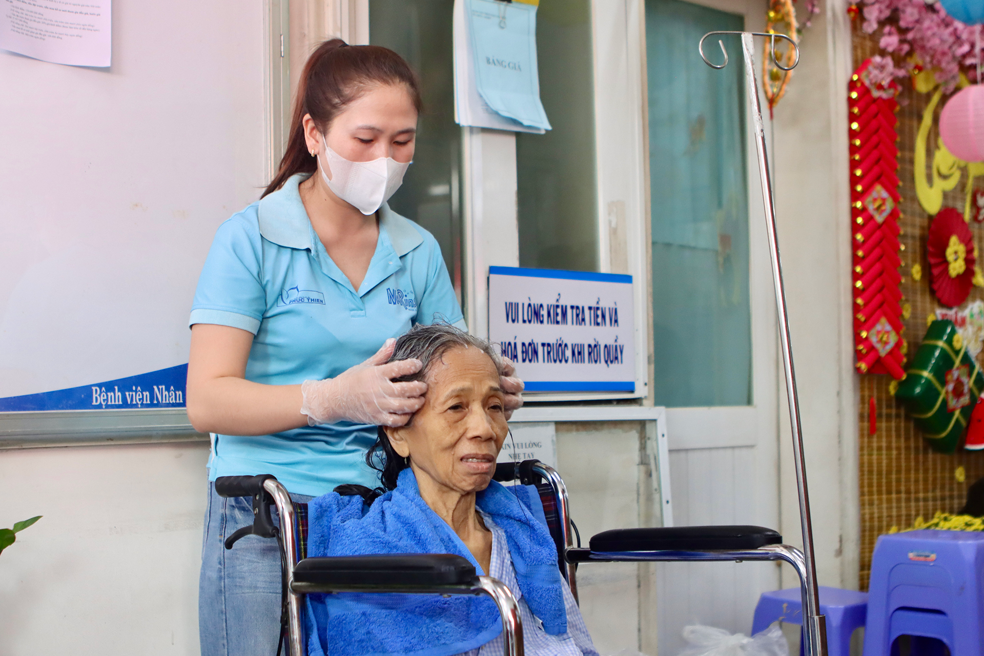 Bệnh nhân xúc động vì được làm đẹp trong hoàn cảnh ngồi xe lăn ở bệnh viện